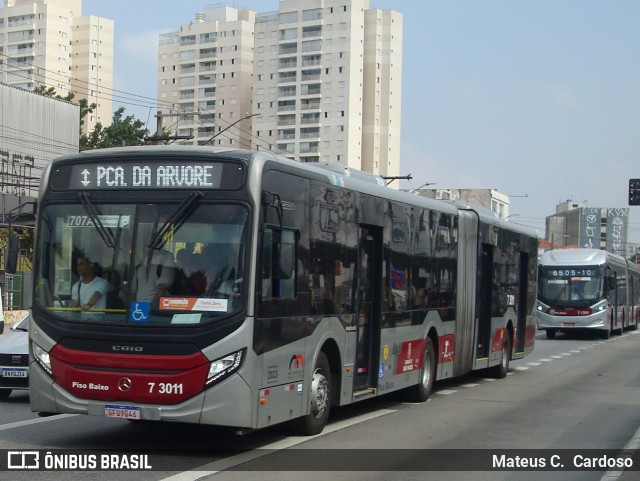 Viação Metrópole Paulista - Zona Sul 7 3011 na cidade de São Paulo, São Paulo, Brasil, por Mateus C.  Cardoso. Número da foto: #12061352.