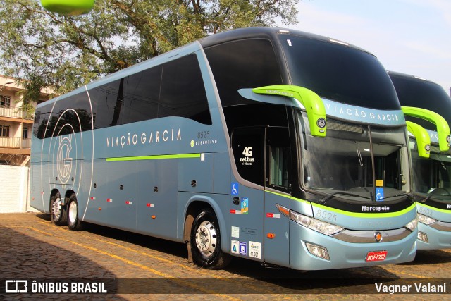Viação Garcia 8525 na cidade de Foz do Iguaçu, Paraná, Brasil, por Vagner Valani. Número da foto: #12002495.