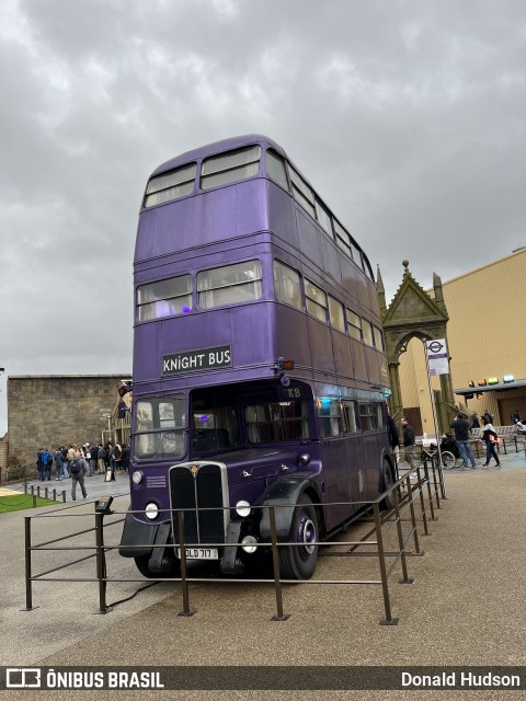 Private Buses - Buses without visible identification  na cidade de Watford, Hertfordshire, Inglaterra, por Donald Hudson. Número da foto: #12003467.