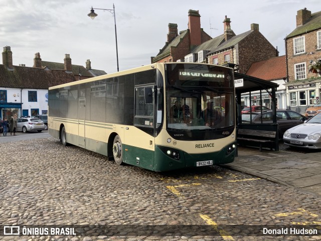 Reliance Buses 26 na cidade de Thirsk, North Yorkshire, Inglaterra, por Donald Hudson. Número da foto: #12003402.