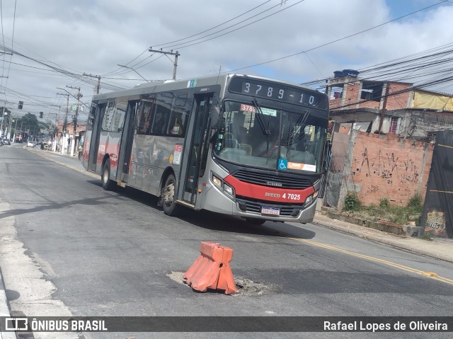Pêssego Transportes 4 7025 na cidade de São Paulo, São Paulo, Brasil, por Rafael Lopes de Oliveira. Número da foto: #12005081.