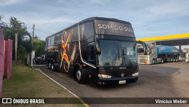 Grupo Som do Sul 9560 na cidade de São Leopoldo, Rio Grande do Sul, Brasil, por Vinícius Weber. Número da foto: #12004975.