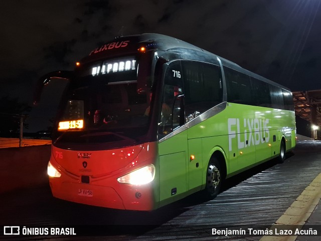 FlixBus 716 na cidade de Estación Central, Santiago, Metropolitana de Santiago, Chile, por Benjamín Tomás Lazo Acuña. Número da foto: #12065740.