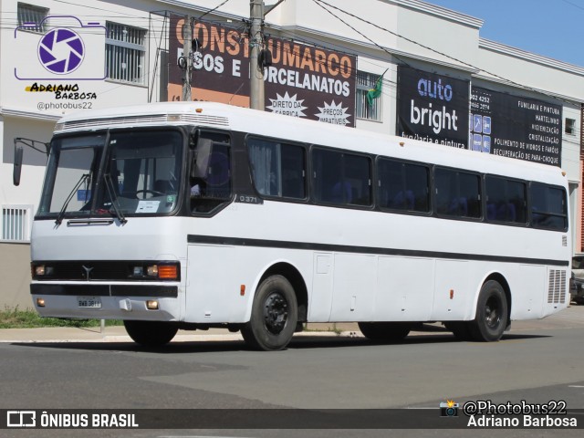 Ônibus Particulares 3811 na cidade de Holambra, São Paulo, Brasil, por Adriano Barbosa. Número da foto: #12085539.