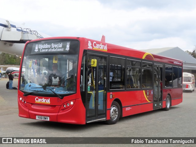 Cardinal Buses DE121 na cidade de Weybridge, Surrey, Inglaterra, por Fábio Takahashi Tanniguchi. Número da foto: #12090269.