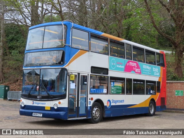 Stagecoach 18077 na cidade de Weybridge, Surrey, Inglaterra, por Fábio Takahashi Tanniguchi. Número da foto: #12093574.