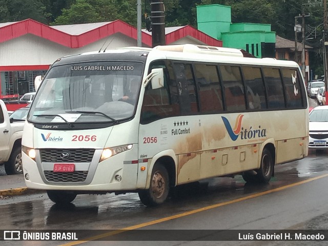 Vitória Fretamento e Turismo 2056 na cidade de Seara, Santa Catarina, Brasil, por Luís Gabriel H. Macedo. Número da foto: #12098304.