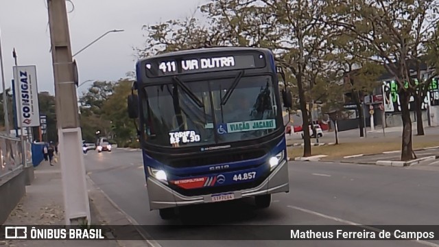 Viação Jacareí 44.857 na cidade de Arujá, São Paulo, Brasil, por Matheus Ferreira de Campos. Número da foto: #12101475.