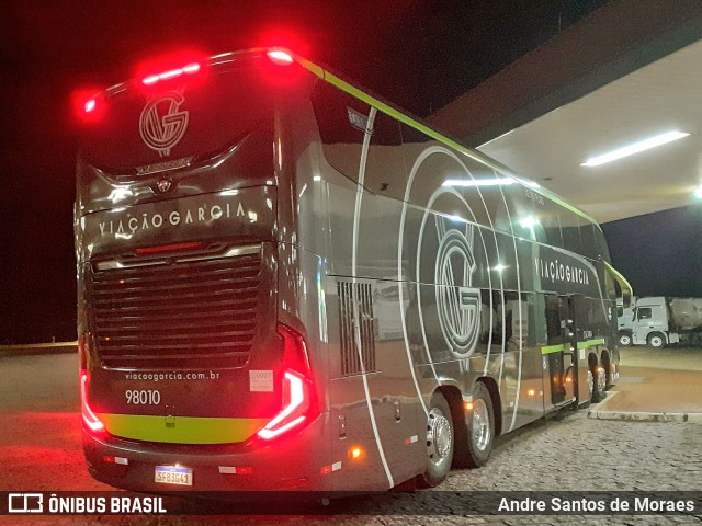 Viação Garcia 98010 na cidade de Santa Cruz do Rio Pardo, São Paulo, Brasil, por Andre Santos de Moraes. Número da foto: #12103896.