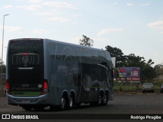 Viação Garcia 86006 na cidade de Ourinhos, São Paulo, Brasil, por Rodrigo Piragibe. Número da foto: #12112494.