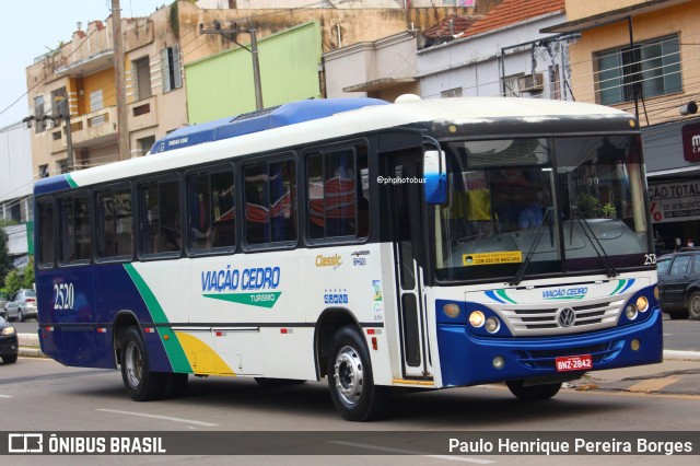 Viação Cedro 2520 na cidade de Três Rios, Rio de Janeiro, Brasil, por Paulo Henrique Pereira Borges. Número da foto: #12115509.