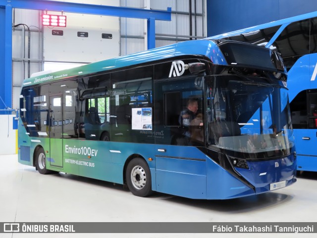 Alexander Dennis ENVIRO100EV na cidade de Farnborough, Hampshire, Inglaterra, por Fábio Takahashi Tanniguchi. Número da foto: #12115636.