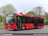 Cardinal Buses DE121 na cidade de Farnborough, Hampshire, Inglaterra, por Fábio Takahashi Tanniguchi. Número da foto: #12121063.