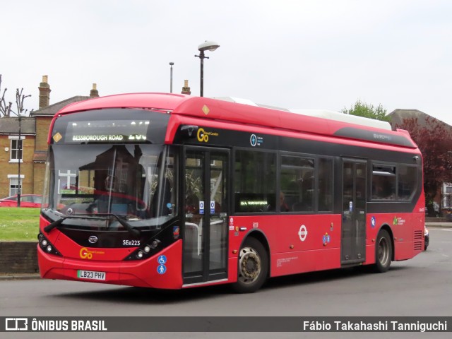 London General SEE223 na cidade de Kingston upon Thames, Surrey, Inglaterra, por Fábio Takahashi Tanniguchi. Número da foto: #12123666.