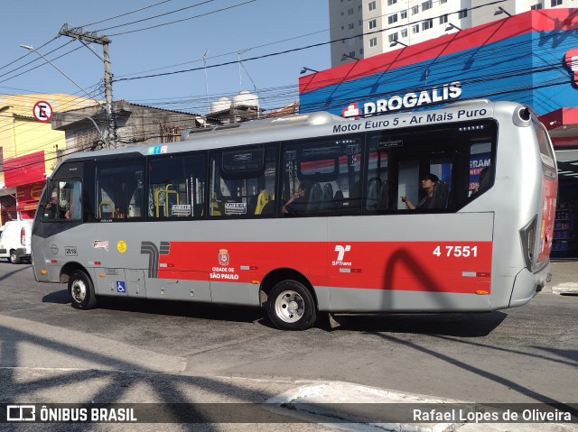 Pêssego Transportes 4 7551 na cidade de São Paulo, São Paulo, Brasil, por Rafael Lopes de Oliveira. Número da foto: #12124597.