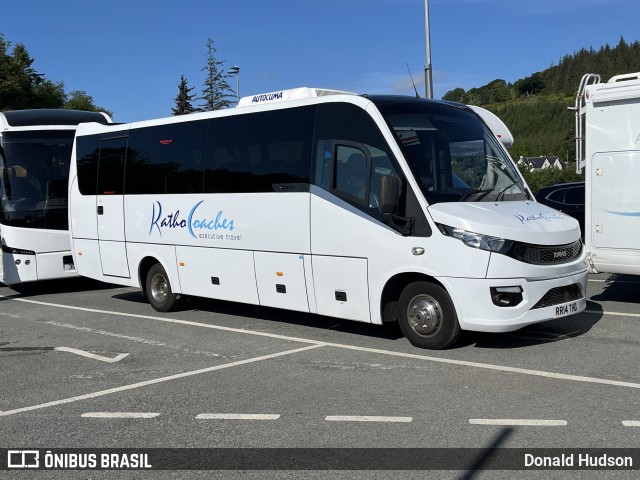 Ratho Coaches  na cidade de Portree, Highlands, Escócia, por Donald Hudson. Número da foto: #12130001.