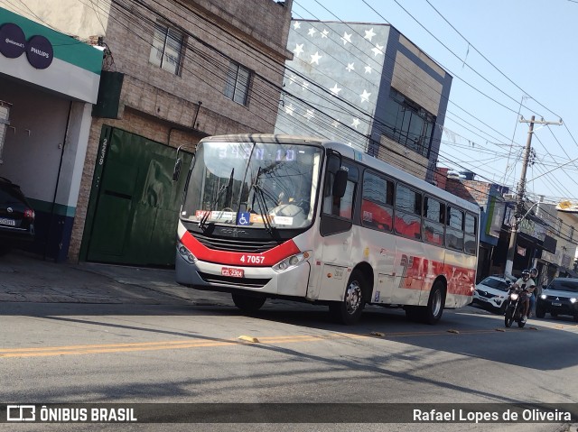 Pêssego Transportes 4 7057 na cidade de São Paulo, São Paulo, Brasil, por Rafael Lopes de Oliveira. Número da foto: #12130487.