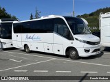 Ratho Coaches  na cidade de Portree, Highlands, Escócia, por Donald Hudson. Número da foto: #12130001.
