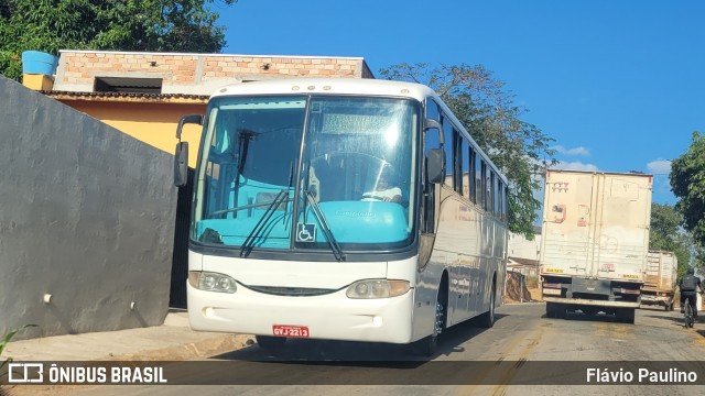 Ônibus Particulares 2213 na cidade de São Gonçalo do Pará, Minas Gerais, Brasil, por Flávio Paulino. Número da foto: #12133032.