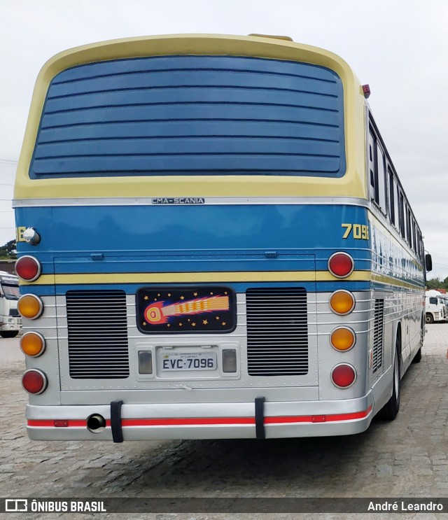 Ônibus Particulares 7096 na cidade de Curitiba, Paraná, Brasil, por André Leandro. Número da foto: #12133405.
