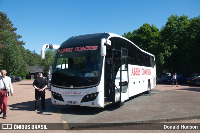 Abbey Coaches AC58ABY na cidade de Highlands, Escócia, por Donald Hudson. Número da foto: #12137107.