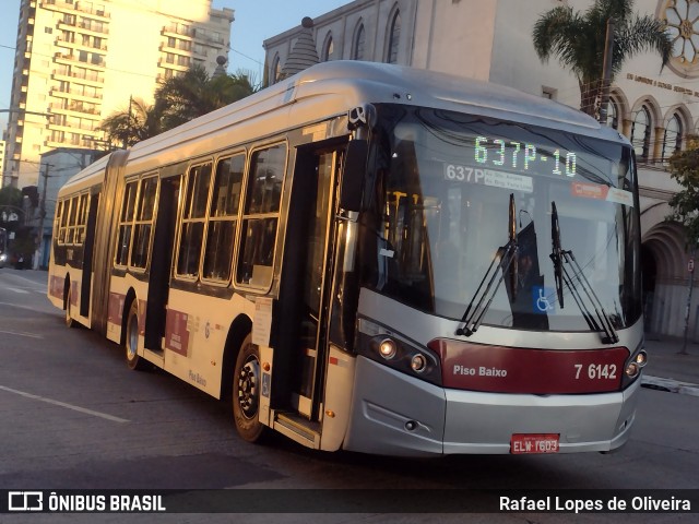 Viação Gatusa Transportes Urbanos 7 6142 na cidade de São Paulo, São Paulo, Brasil, por Rafael Lopes de Oliveira. Número da foto: #12137094.