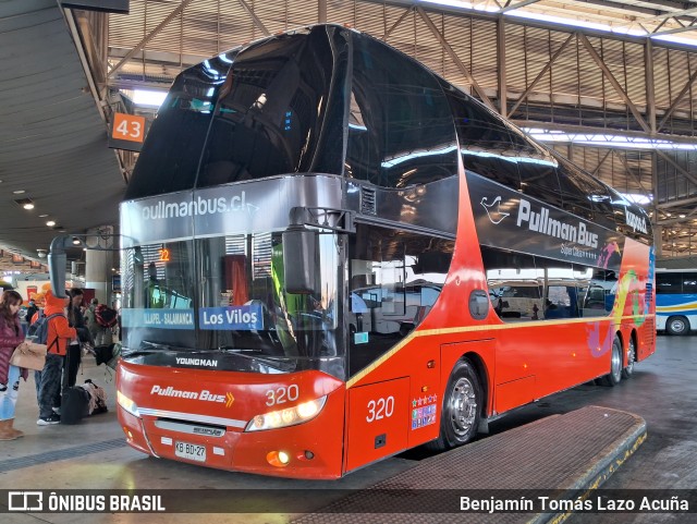 Pullman Bus 320 na cidade de Estación Central, Santiago, Metropolitana de Santiago, Chile, por Benjamín Tomás Lazo Acuña. Número da foto: #12078444.