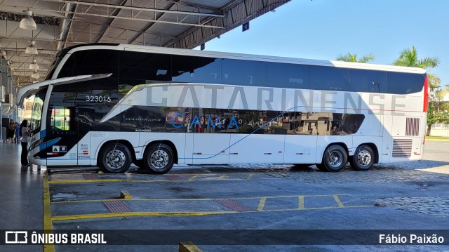 Auto Viação Catarinense 323015 na cidade de Balneário Camboriú, Santa Catarina, Brasil, por Fábio Paixão. Número da foto: #12081728.