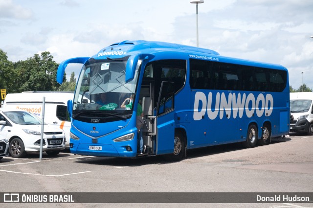 Dunwood Travel YN18SUF na cidade de Gloucester, Gloucestershire, Inglaterra, por Donald Hudson. Número da foto: #12163658.
