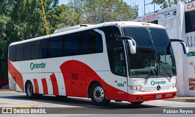 Autotransportes de Oriente Mérida-Puerto Juárez 5884 na cidade de Mérida, Yucatán, México, por Fabián Reyes. Número da foto: #12164036.