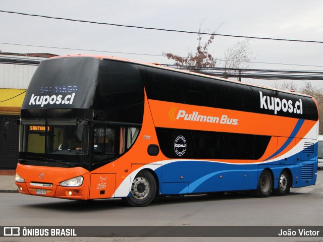 Pullman Bus 256 na cidade de Santiago, Santiago, Metropolitana de Santiago, Chile, por João Victor. Número da foto: #12172547.