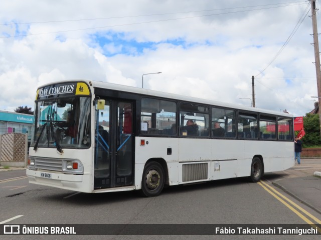 D.W. Coaches KIW8606 na cidade de Hucknall, Nottinghamshire, Inglaterra, por Fábio Takahashi Tanniguchi. Número da foto: #12174740.