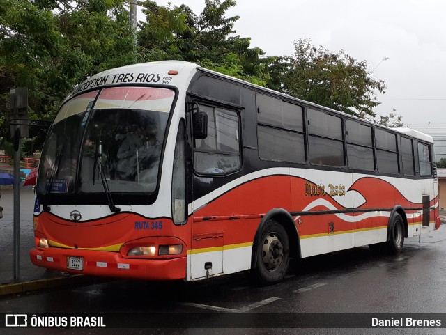 Transportes Hermanos Chacón 15 na cidade de Tres Ríos, La Unión, Cartago, Costa Rica, por Daniel Brenes. Número da foto: #12180073.