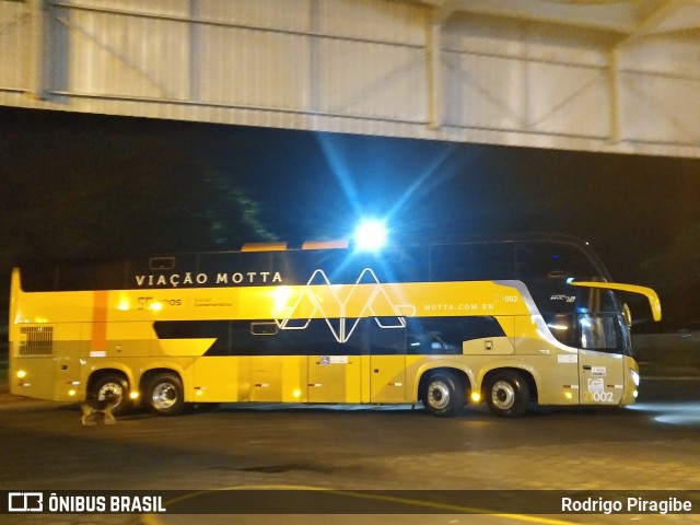 Viação Motta 21002 na cidade de Assis, São Paulo, Brasil, por Rodrigo Piragibe. Número da foto: #12180974.