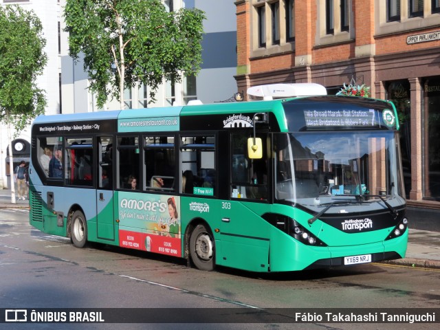 Nottingham City Transport 303 na cidade de Nottingham, Nottinghamshire, Inglaterra, por Fábio Takahashi Tanniguchi. Número da foto: #12181771.