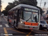 Viação Gato Preto 8 2504 na cidade de São Paulo, São Paulo, Brasil, por Rafael Lopes de Oliveira. Número da foto: #12183199.