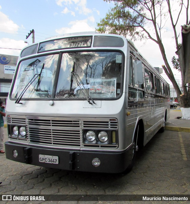 Ônibus Particulares 3647 na cidade de Divinópolis, Minas Gerais, Brasil, por Maurício Nascimento. Número da foto: #12194227.