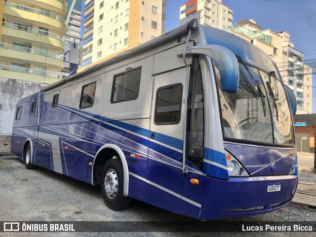Motorhomes 6477 na cidade de Itapema, Santa Catarina, Brasil, por Lucas Pereira Bicca. Número da foto: #12194902.
