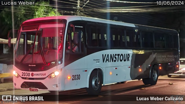 VansTour Transportes 2030 na cidade de Curitiba, Paraná, Brasil, por Lucas Weber Calizario. Número da foto: #12201167.