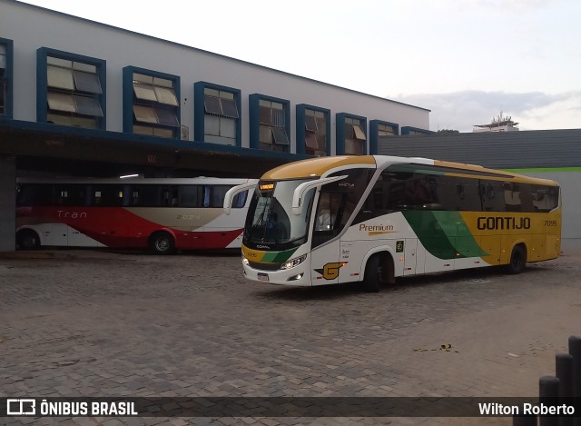 Empresa Gontijo de Transportes 7095 na cidade de Governador Valadares, Minas Gerais, Brasil, por Wilton Roberto. Número da foto: #12203416.