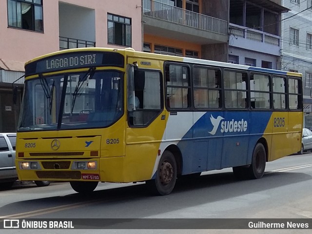 Viação Sudeste 8205 na cidade de Marataízes, Espírito Santo, Brasil, por Guilherme Neves. Número da foto: #12213915.
