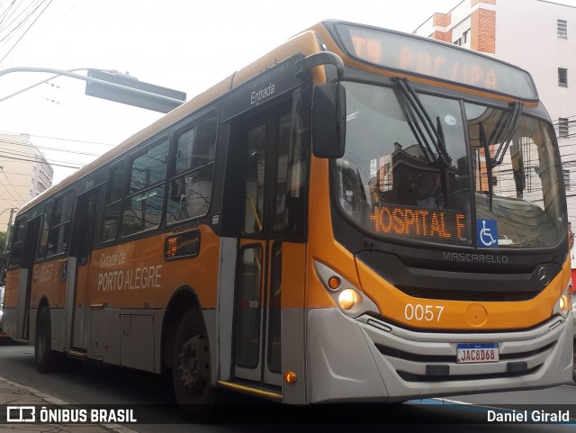 Companhia Carris Porto-Alegrense 0057 na cidade de Porto Alegre, Rio Grande do Sul, Brasil, por Daniel Girald. Número da foto: #12147410.