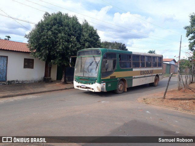 Ônibus Particulares  na cidade de Vargem Grande, Maranhão, Brasil, por Samuel Robson. Número da foto: #12151125.