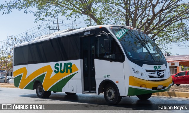 Autobuses Sur 5942 na cidade de Campeche, Campeche, México, por Fabián Reyes. Número da foto: #12157957.