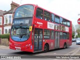 Metroline VWH1413 na cidade de London, Greater London, Inglaterra, por Fábio Takahashi Tanniguchi. Número da foto: #12158462.