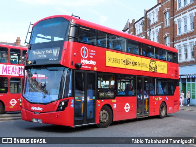 Metroline WDE2869 na cidade de London, Greater London, Inglaterra, por Fábio Takahashi Tanniguchi. Número da foto: #12160868.