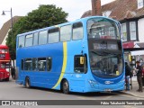 Metrobus 6905 na cidade de Epsom, Surrey, Inglaterra, por Fábio Takahashi Tanniguchi. Número da foto: #12237618.