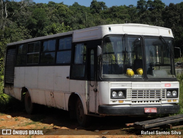 Ônibus Particulares 1689 na cidade de Embu-Guaçu, São Paulo, Brasil, por Rafael Santos Silva. Número da foto: #12245360.
