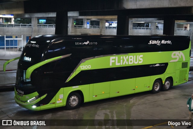 Santa Maria Fretamento e Turismo > Transportes Santa Maria(SP) 1300 na cidade de Curitiba, Paraná, Brasil, por Diogo Viec. Número da foto: #12245337.