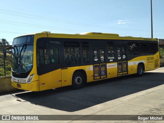 Viação Pioneira 227528 na cidade de Gama, Distrito Federal, Brasil, por Roger Michel. Número da foto: #12246198.